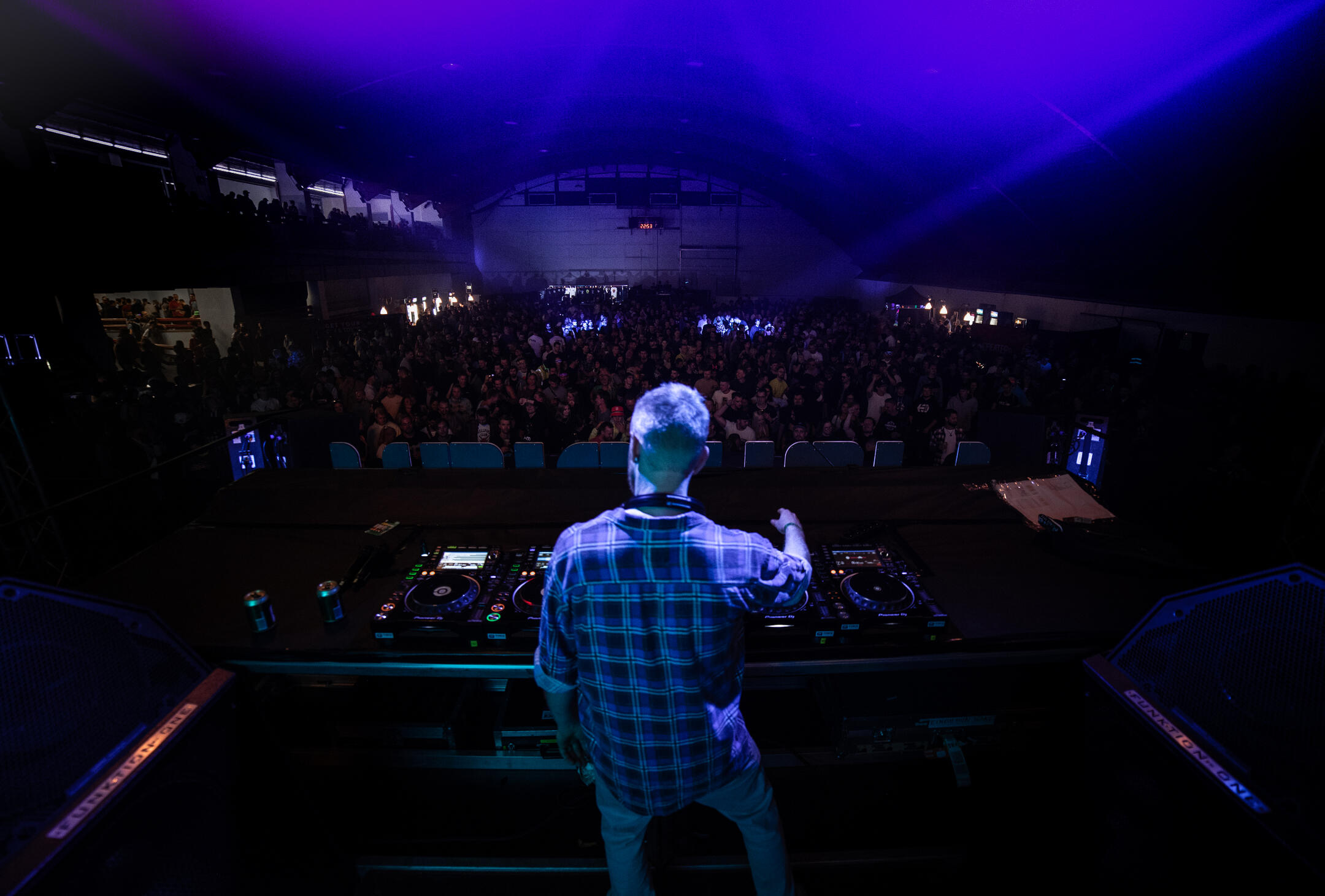 Low:r playing live in Prague